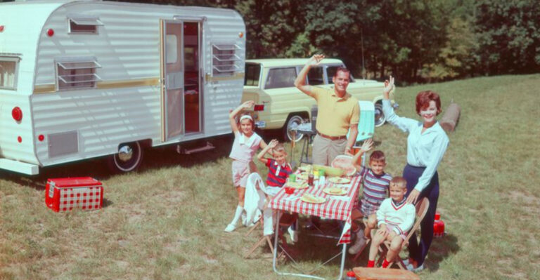 10 Retro Images That Show Our Vacations Through The Ages