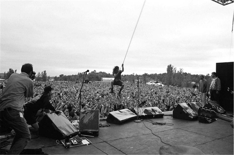 Eddie Vedder hanging from the stage at Pinkpop East 1992