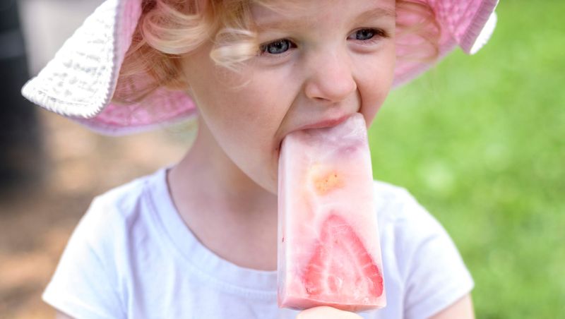 Girl and ice cream (1998)