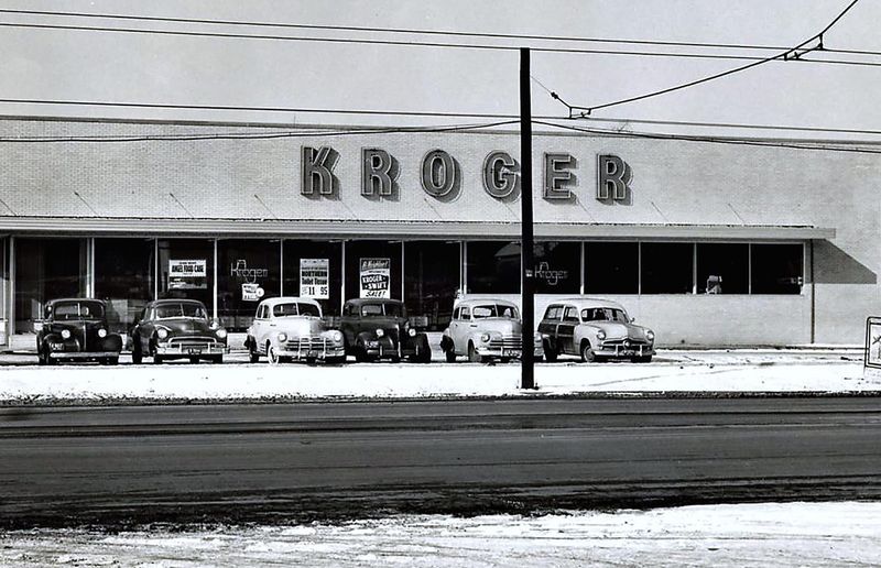 Kroger: Cars Outside the Supermarket in 1950