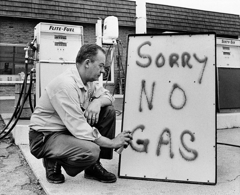 Packed gas station during the 1979 oil crisis