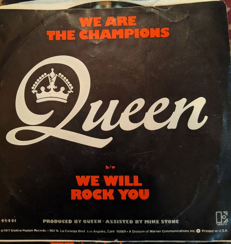 We Will Rock You / We Are the Champions – Queen (1977)