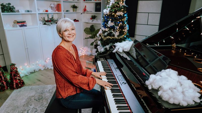 Christmas Carol Sing-Alongs Around the Piano