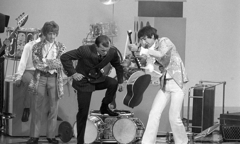 The Who Smashing Instruments on National TV (Smothers Brothers, 1967)