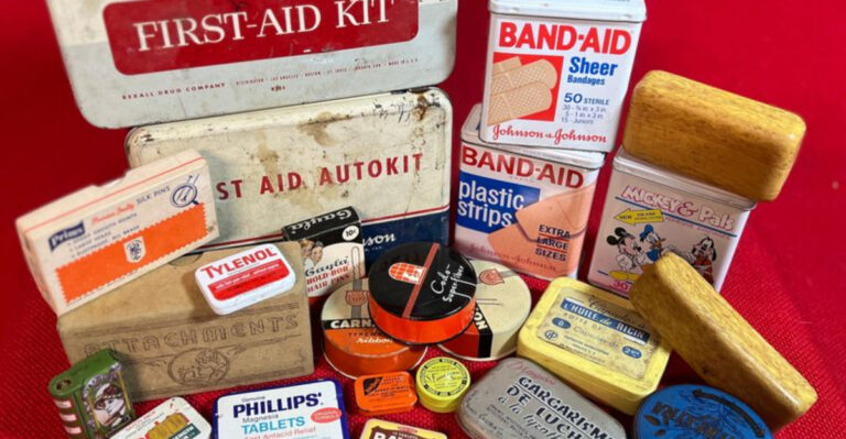 12 Things Every ’60s Mom Had In Their Handbags At All Times