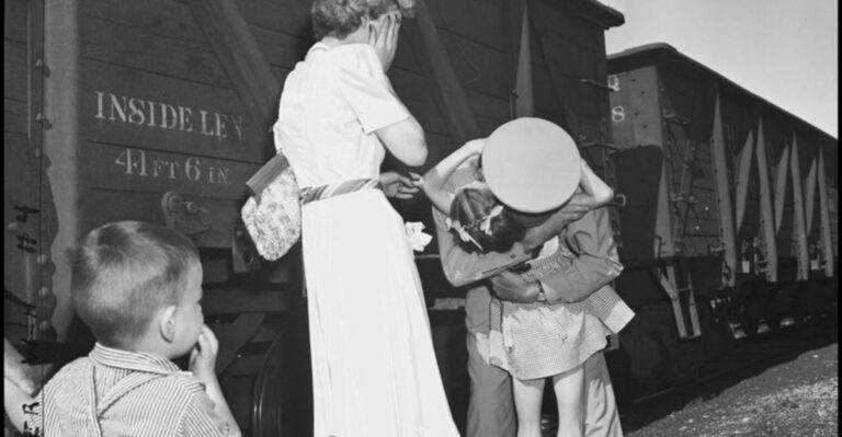 15 Vintage Photos Showing The Emotion Of American Soldiers Returning From War