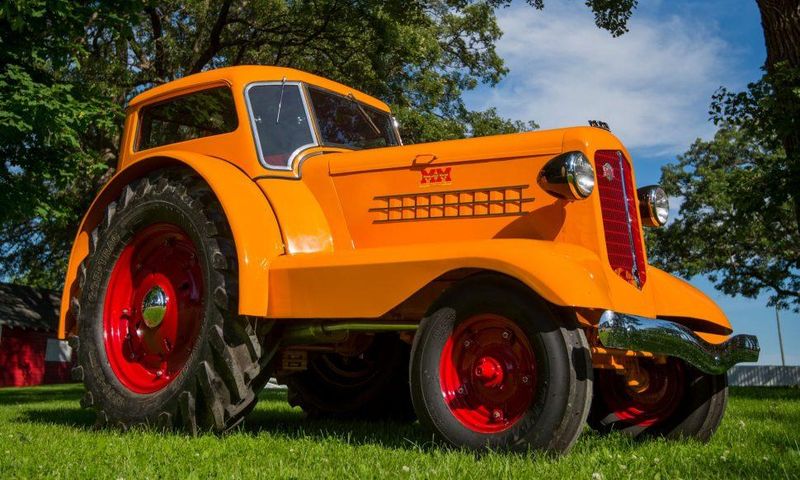 Minneapolis-Moline UDLX Comfortractor (1938)